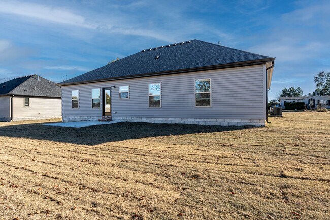 Building Photo - This cute 3 bed 2 bath newer build is waiting for you