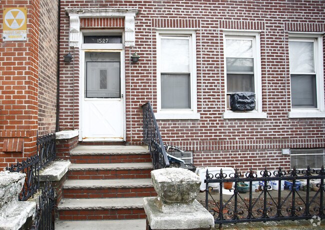 Building Photo - 1527 W 11th St