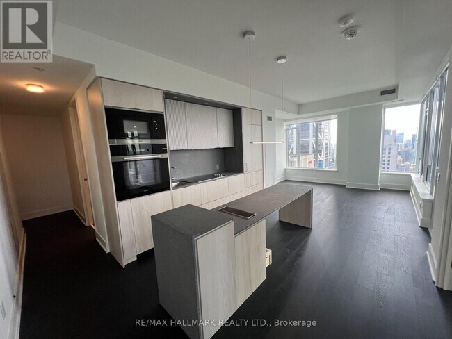 Photo du bâtiment - 11-4711 Yorkville Ave