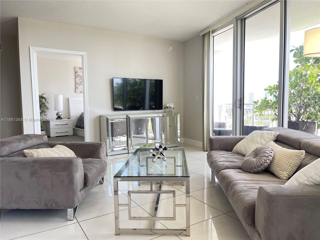 Foto del edificio - 1750 N Bayshore Dr