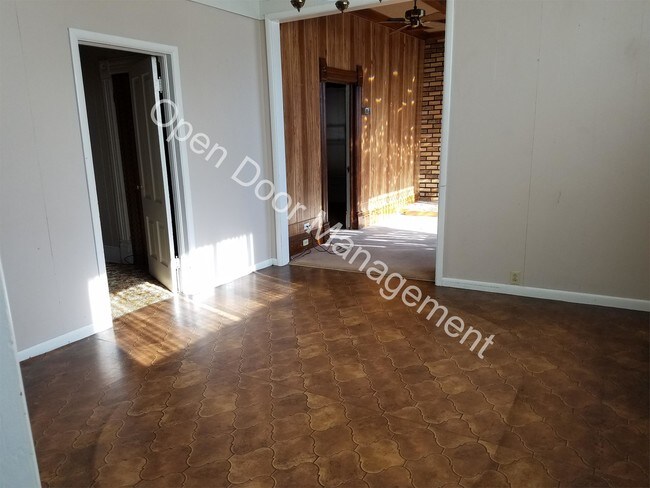 Photo - 725 W Park St