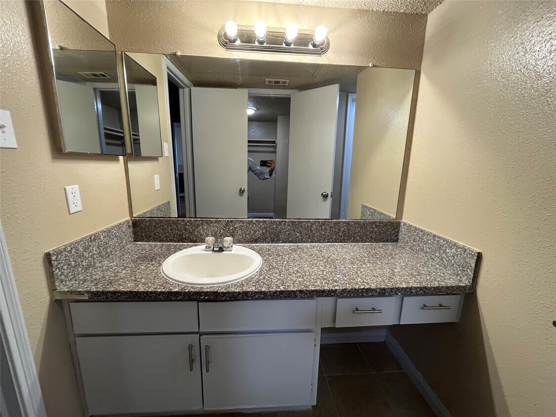 Foto principal - 2750 Holly Hall St