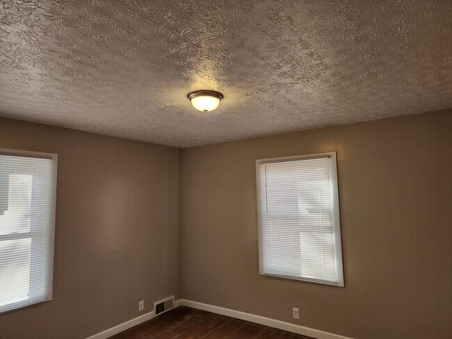 Foto del edificio - 4 bedroom 2 bath w/2 car detached garage