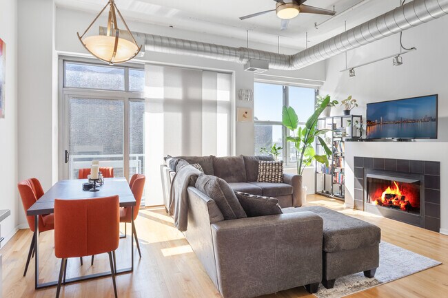 Living room and Dining area - 933 W Van Buren St