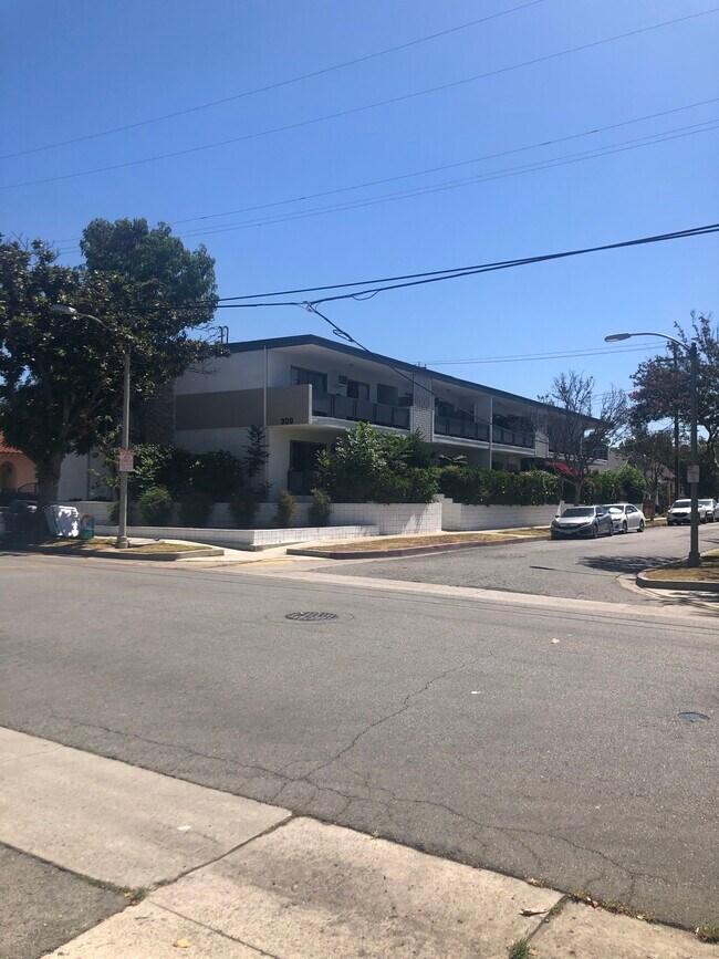Building Photo - 300 N Bushnell Ave