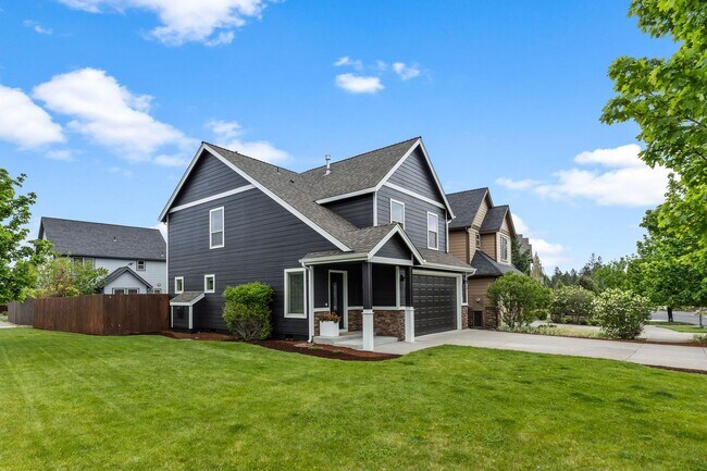 Foto del edificio - Beautiful SE Bend Home | Spacious Floorplan | Fenced Backyard | Near Parks & Trails