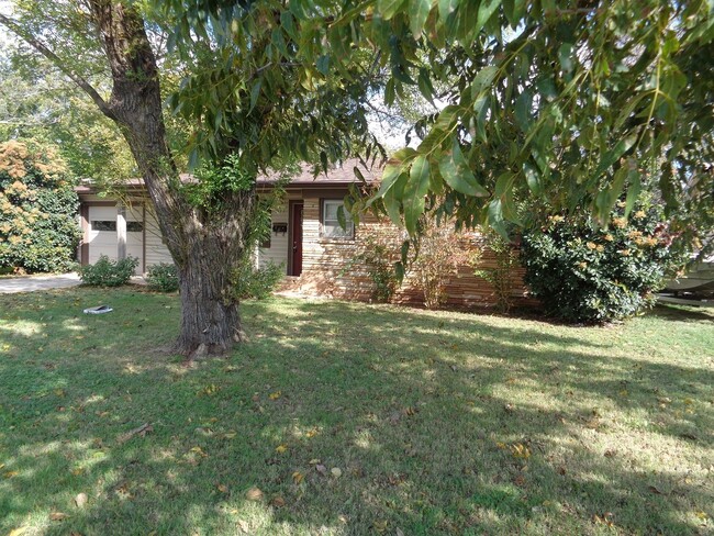 Building Photo - Super Spacious Home