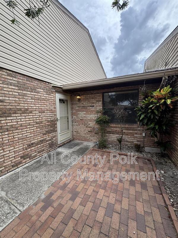 Foto del edificio - 542 Lake Carolyn Cir