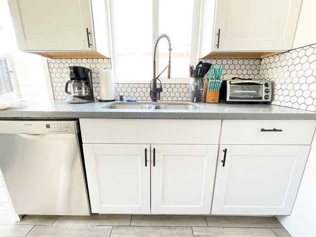 Kitchen - 1311 W Clarendon Ave