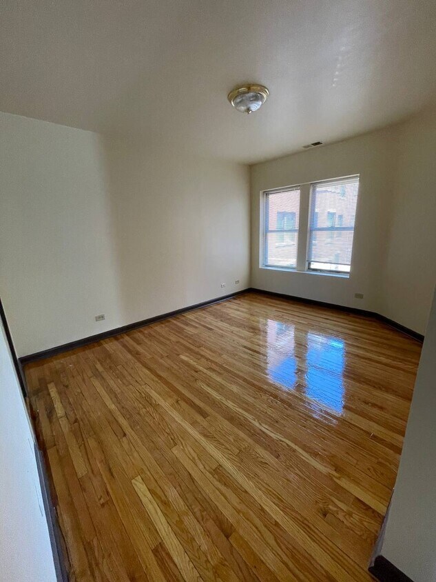 Foto principal - 7914 S Essex Ave
