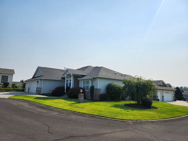 Foto del edificio - New Listing in a Beautiful Location in a Golf Community