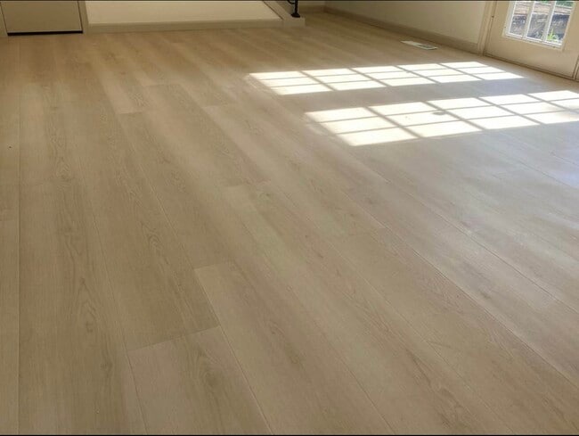 Building Photo - 11707 N Francis Ave