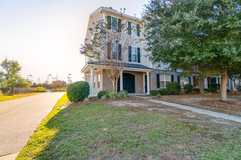 Foto principal - 2171 Blakers Blvd