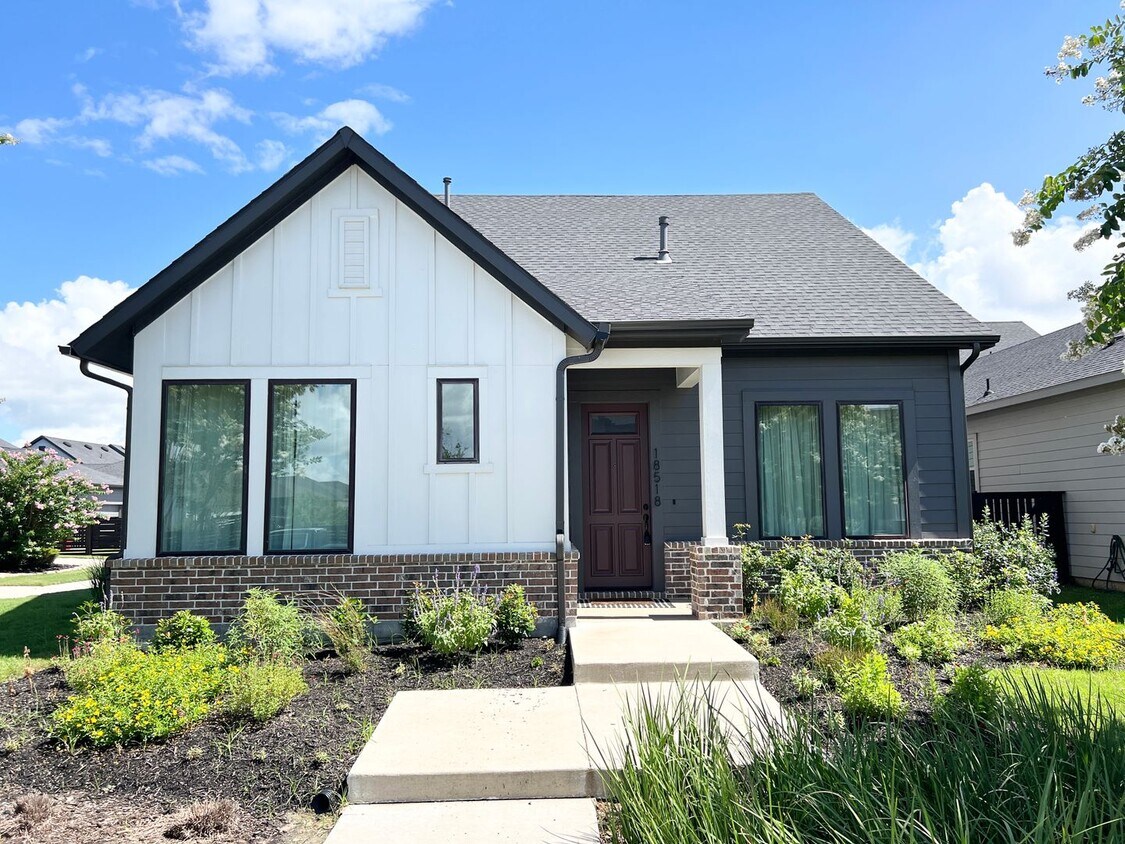 Primary Photo - Stunning 3/2.5/2 Craftsmen Cottage in luxu...