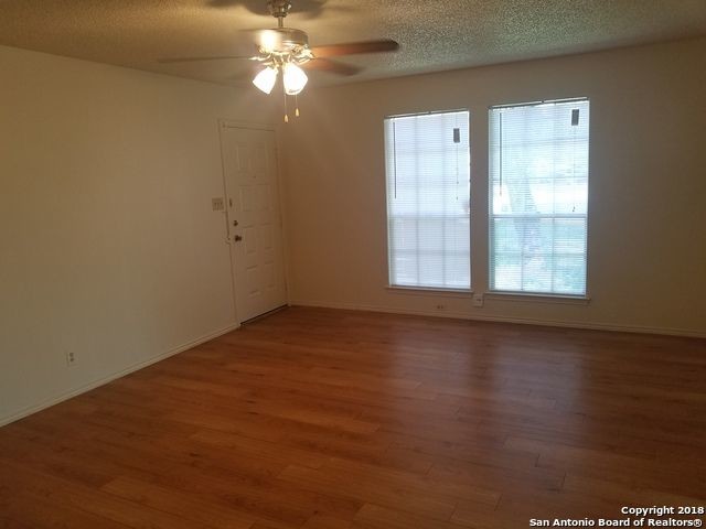 Foto del edificio - 8934 Golden Brook