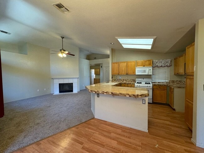 Building Photo - Spacious corner home in Pheasant Run Commu...