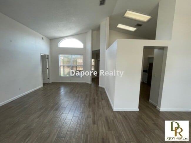 Foto del edificio - Remodeled 4 Bed, 2 Bath, Lots of Extras &a...
