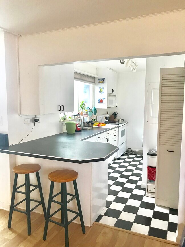 Bright sunlight, Bar stools for counter eats! - 342 Miner W St