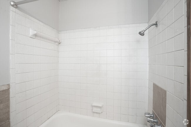 1BR, 1BA - 580SF - Bathroom - Olympic Apartments