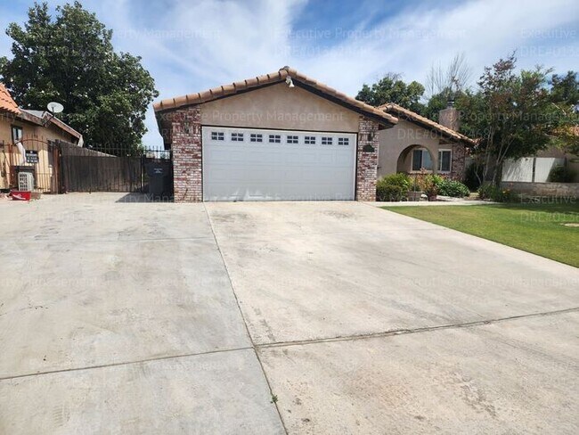 Building Photo - 4 bedroom 2 bath great location.