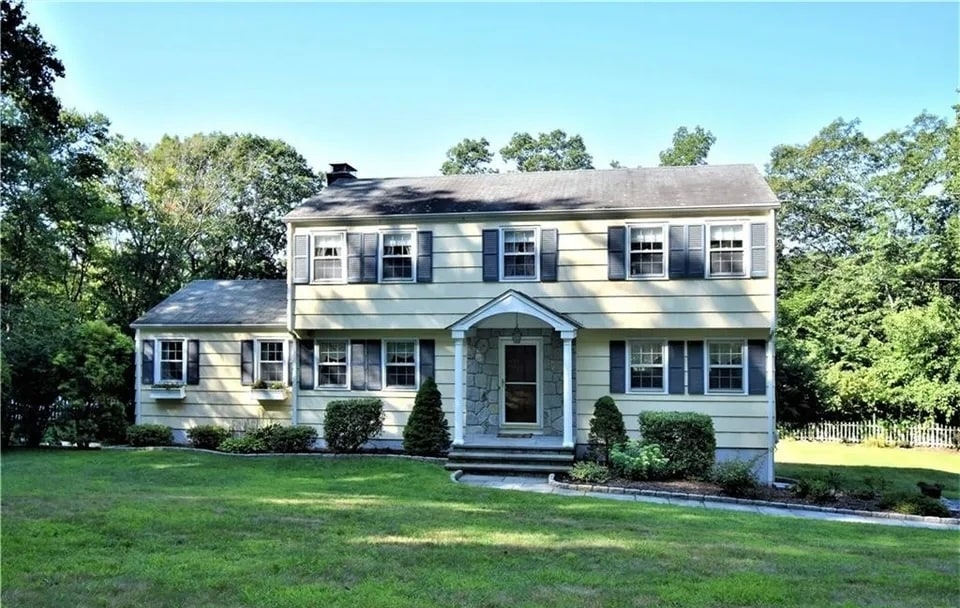 Frente - 25 Shelter Rock Rd