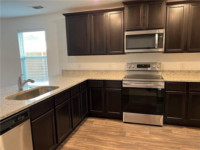 Foto del edificio - 132 Maywood Ln