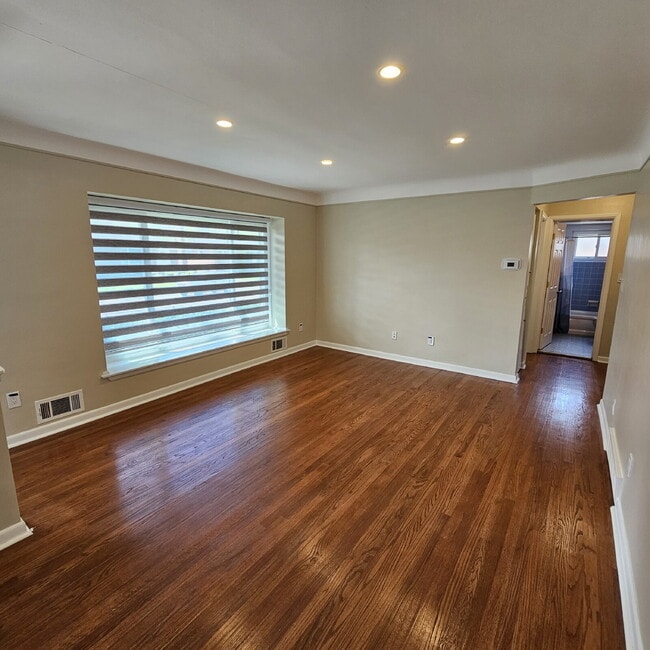 Foto del edificio - Updated 3 Bedroom w/ Granite, updated cabinets + Stainless Appliances in Kitchen – 1.5 Bath, Semi...