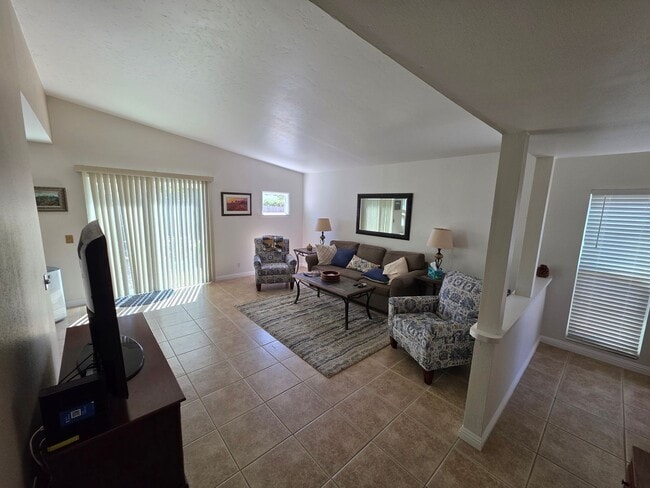 Building Photo - Large 4 bedroom 2 bath home with downstairs bedroom and attached garage