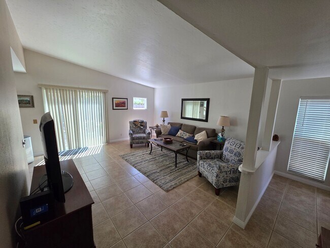 Foto del edificio - Large 4 bedroom 2 bath home with downstairs bedroom and attached garage
