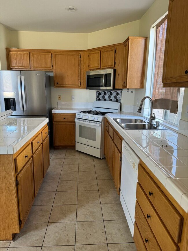 Building Photo - Beautiful 4 bedroom home soon available for rent!