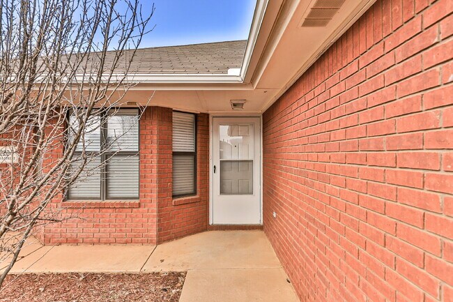 Foto del edificio - Stylish Finishes and a Spacious Backyard in South Lubbock