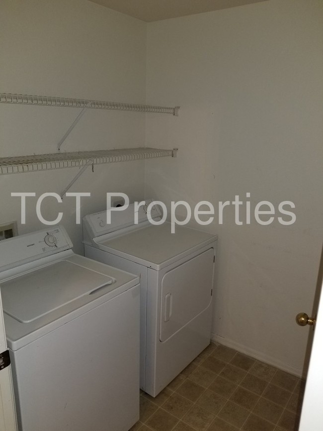 Building Photo - Double Master Condo in Great Location!