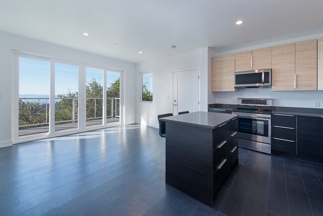 Building Photo - 1748 Manzanita Dr