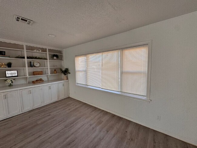 Foto del edificio - 2 bed 2 bad!  New paint, new flooring, new range, fenced yard!