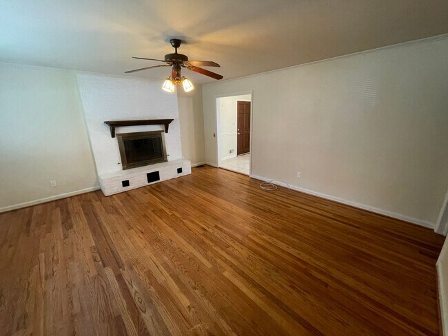 Foto del edificio - Large 3 bedroom 1.5 bath house available!