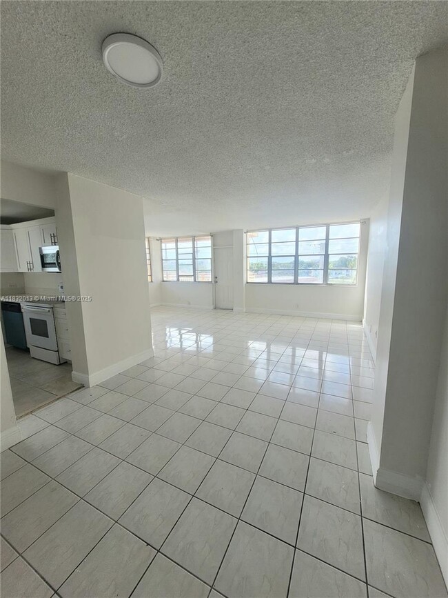 Foto del edificio - 2025 NE 164th St