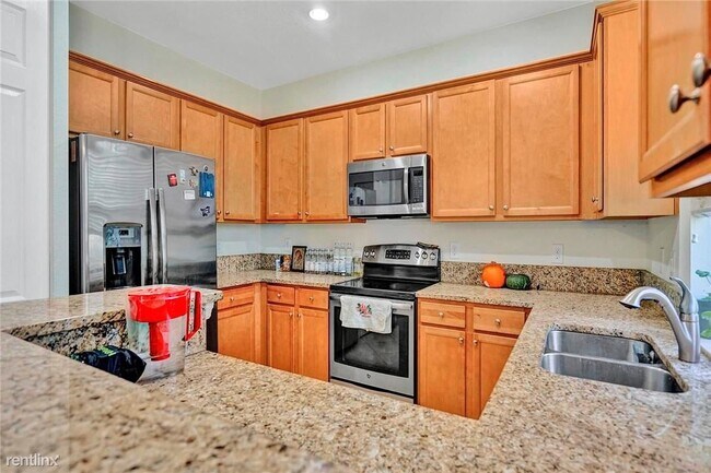 Building Photo - 3 br, 2.5 bath Townhome - 821 E Village Cir