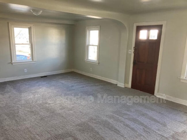 Building Photo - 906 Race Dr