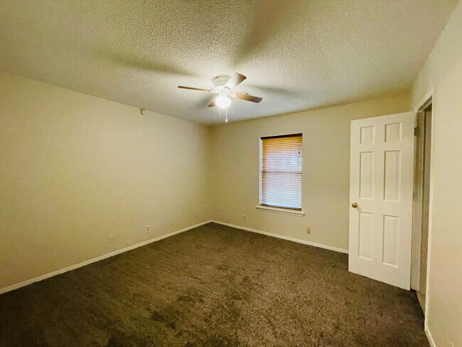 Foto del edificio - Recently remodeled home