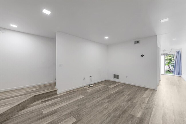 Building Photo - 628 N Ahwanee Terrace