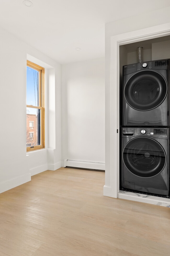 Building Photo - 744 Lexington Ave