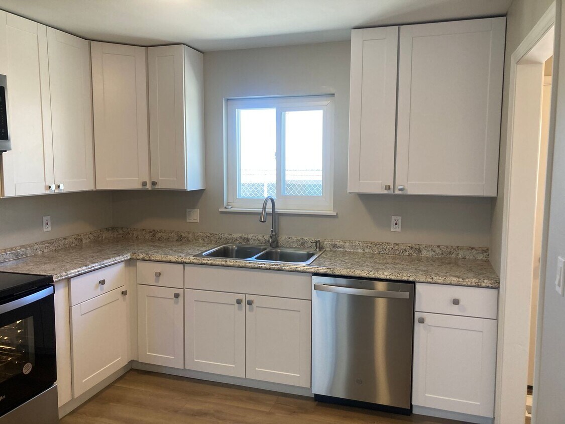 Primary Photo - Charming Newly Renovated 2 Bed, 1 Bath Apa...