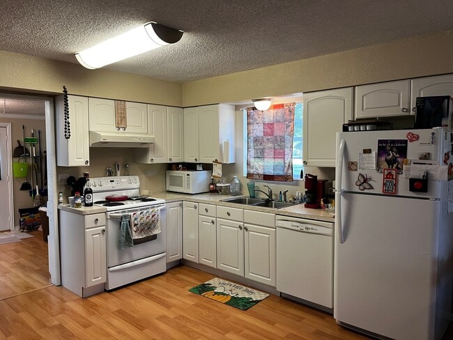 Building Photo - Private 2 Bed, 2 Bath Home on Acreage – 10...