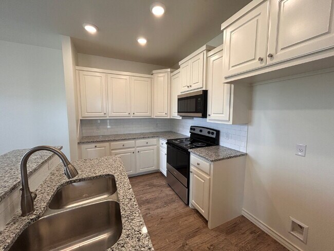 Foto del edificio - "Charming 3-Bed, 2-Bath Home with Granite ...