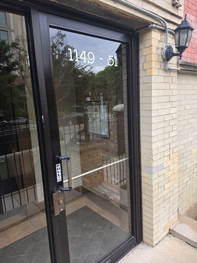 Building Photo - 1151 E 61st St
