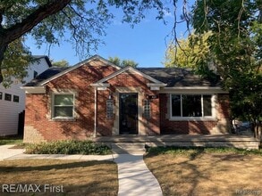 Building Photo - 421 E Farnum Ave