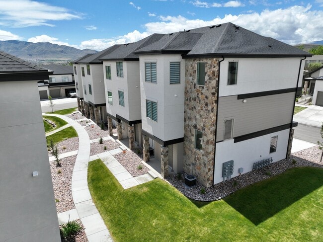 Building Photo - 2064 N Harvest Vlg Ln