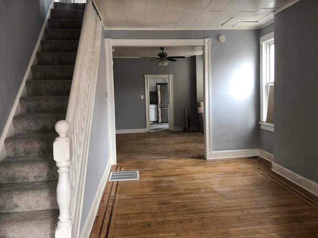 Foto del edificio - Large, Renovated 4 Bedroom Corner-Lot Town...