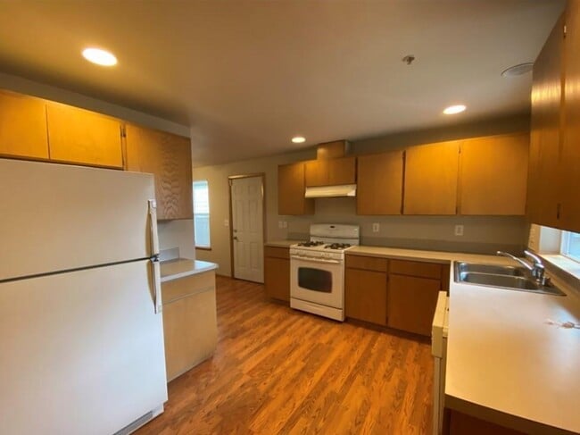 Foto del edificio - 2367 McDonald Ave