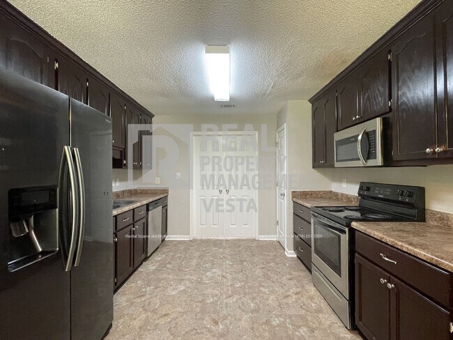 Building Photo - Stunning Three Bedroom Home in a Great Nei...